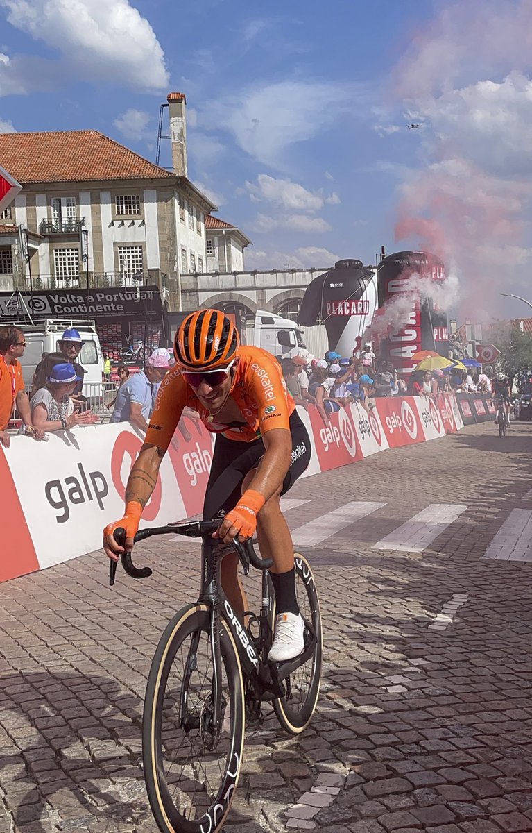 euskaltelteam's tweet image. 🧡 #EuskaltelEuskadi #VoltaPortugal

✊ 27 txirrindulariko ihesaldia dugu 9 minutuko aldearekin. Bertan ditugu @andoniabetxuko1 eta @etxebe_03

✊ Una fuga de 27 unidades cuenta con 9 minutos de ventaja. Entre ellos, Andoni López de Abetxuko y Asier Etxeberria.

📺 @rtppt (16:00)