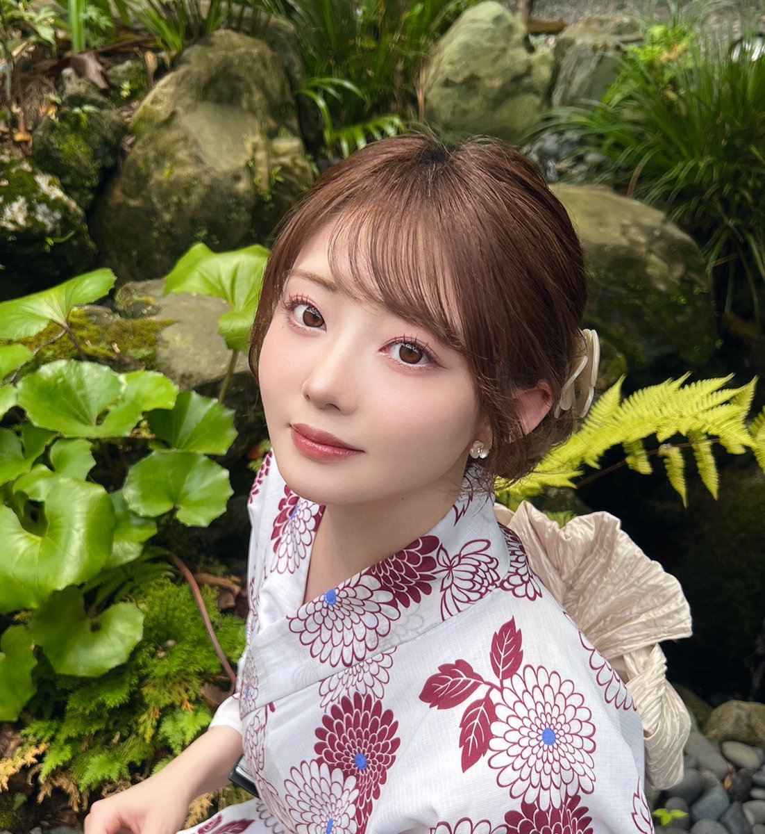 oyumaru000's tweet photo. 話題のカネボウの落ちないリップは､07番がブルベ夏ミュの顔になじむ透け赤リップとして優秀｡少し毒っけのあるシアーでミュートなプラムレッドでメイクが締まる｡エナモルの最推しハイライターはナチュラルな艶と透明感が最高｡上品な艶肌に仕上がるからハイライター難民してる薄肌さんにもおすすめ｡ https://t.co/7Tjr642X6k