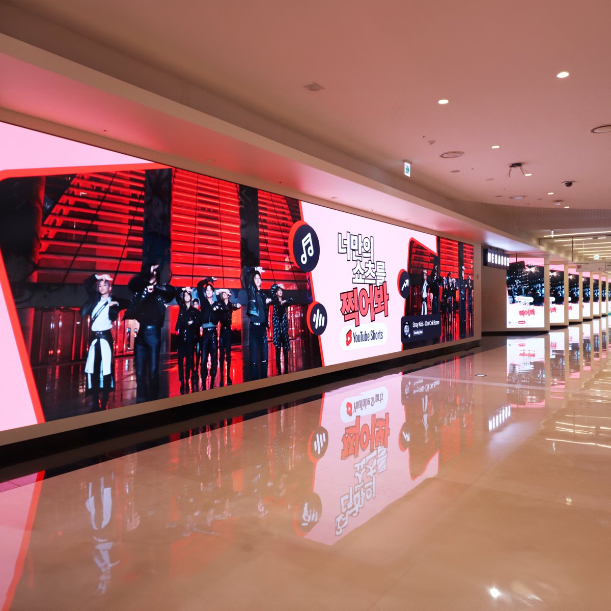 Stray_Kids's tweet photo. [스키지기]

서울을 장식한 'Chk Chk Boom'!
'Chk Chk Boom' decorATEs Seoul🌏

Thanks so much to STAY, @youtube & @youtubemusic for the support!

Listen to "ATE" now🥠
https://t.co/OMcZZuHjw2

Listen to "Chk Chk Boom (Remixes)" now💥
https://t.co/uGv5kAxcU3

#StrayKids #스트레이키즈
#ATE
#ChkChkBoom
#StrayKidsComeback
#YouMakeStrayKidsStay