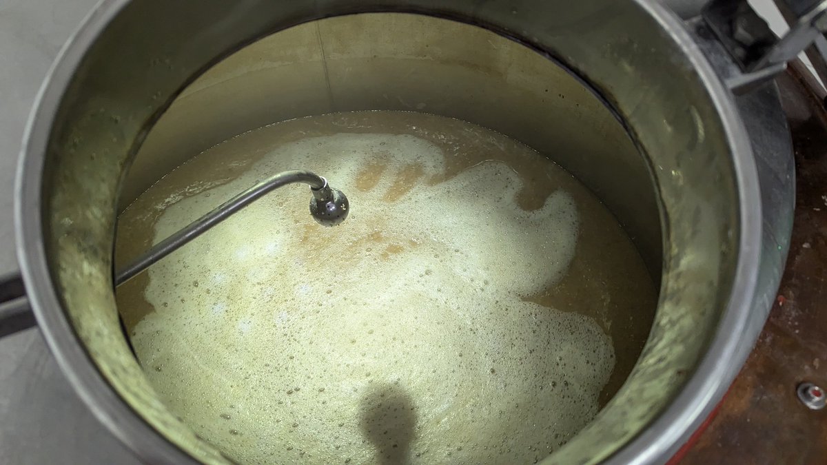 milanzelenka's tweet photo. Jak jinak oslavit mezinarodni den piva, nez dvoj-varkou v @pivovarsosnova. Tentokrat American Wheat, 11° na takovy to letni lemtani... :-) #pivovar https://t.co/Flfl0bws3H