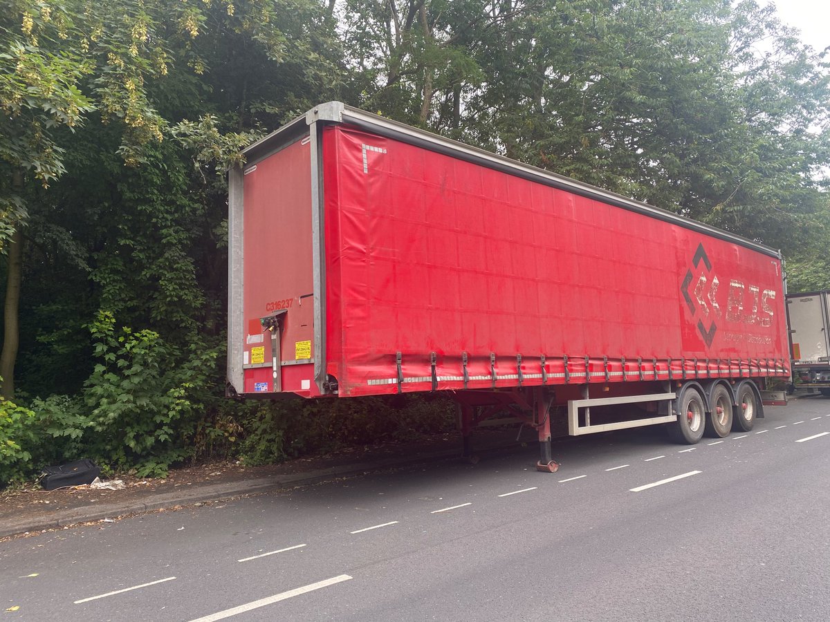 NaVCIS_UK's tweet photo. Last week, great partnership work with colleagues at @LancsPolice led to the NaVCIS Freight officer
recovery of three stolen curtain sider trailers - returned to a delighted business owner - enquiries are on going #NaVCISFreight #HGV #TRUCKING https://t.co/DJijuxMk60