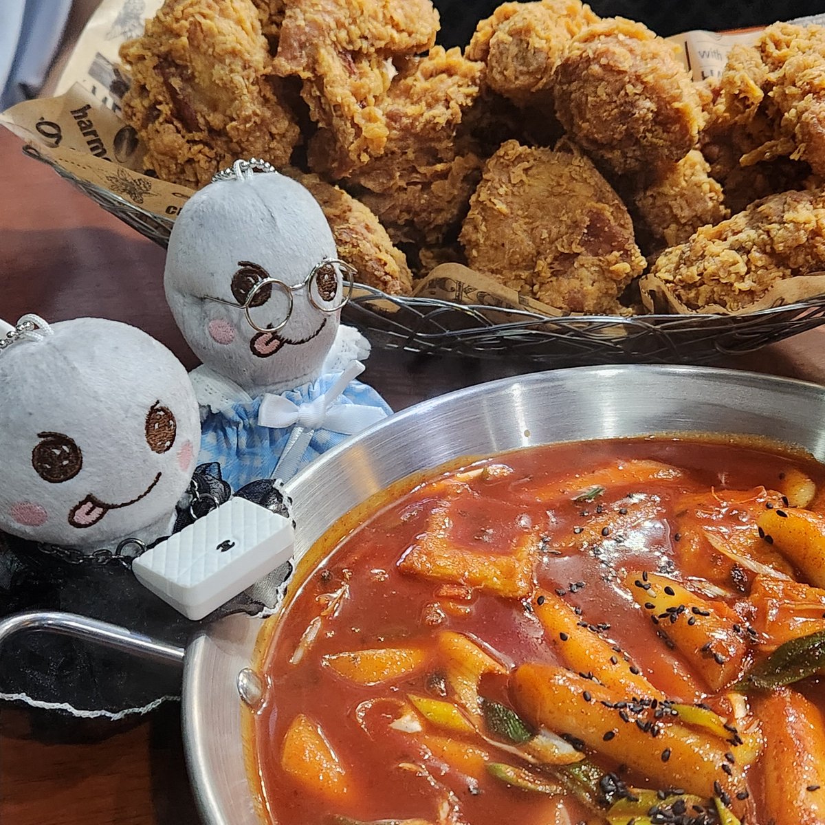 _SES_S2's tweet photo. 잘 먹겠습니다!!!!!!! 😁🍗🥘 https://t.co/I9JP9uBq0I