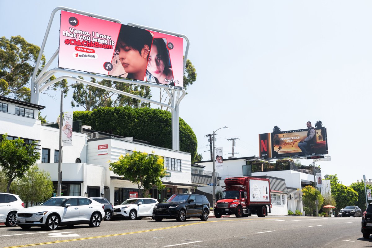 Stray_Kids's tweet photo. [스키지기]

L.A.를 장식한 'Chk Chk Boom'!
'Chk Chk Boom' decorATEs L.A.☀

Thanks so much to STAY, @youtube & @youtubemusic for the support!

Listen to "ATE" now🥠
https://t.co/OMcZZuHjw2

Listen to "Chk Chk Boom (Remixes)" now💥
https://t.co/uGv5kAxcU3

#StrayKids #스트레이키즈
#ATE
#ChkChkBoom
#StrayKidsComeback
#YouMakeStrayKidsStay