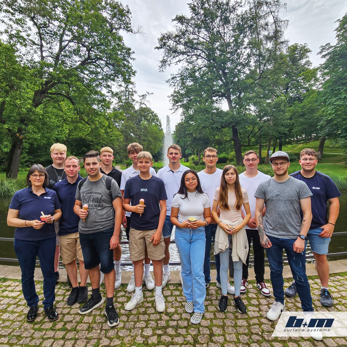 🌟 #ausbildungsbeginn Unsere neuen Azubis, Studenten &amp; Praktikanten: Leo, Laurin, Mary-Rose, 2 x Julian, Gabriel, Melissa, Felipe, Jörn, Frederik, Maximilian, Darvin &amp; Ben. 🤗 Wir wünschen euch einen tollen Start ins Berufsleben und heißen euch 💙-lich willkommen im b+m Team! ✌️