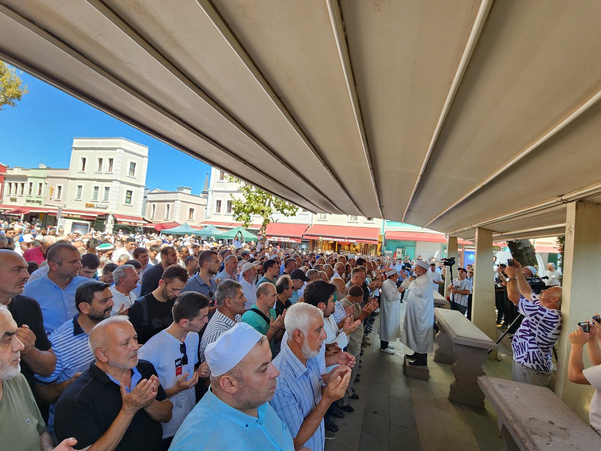 Şehid edilen merhum Hamas lideri İsmail Heniyye'nin Adapazarı Orhan Camii'inde gıyabi cenaze namazı kıldık. Rabbim şehadetini mübarek etsin. Bizlere de şehadet şerbeti içmeyi nasip eylesin.