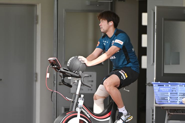 J1LeagueEU's tweet photo. #jleague injury update 🚑
In today's training of #consaofficial, Kazuki #Fukai finally joined his teammates for full practice. He should return to play in September. #Supachok, after his hamstring injury, partially joined his mates https://t.co/0UkK86DT3A