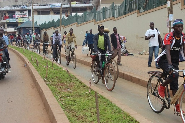 DatelineHealthA's tweet photo. Did you know your daily commute could be KILLING you? 

Ditch traffic &amp; upgrade to walking/cycling! 

It lower risks of Heart disease (10%), Hospitalization (9%), Mental health conditions (7%), Cancer death (51%) &amp; more.

Learn more: https://t.co/x6g0vU7Jmh

#health #fitness https://t.co/WMWMxN8QOO