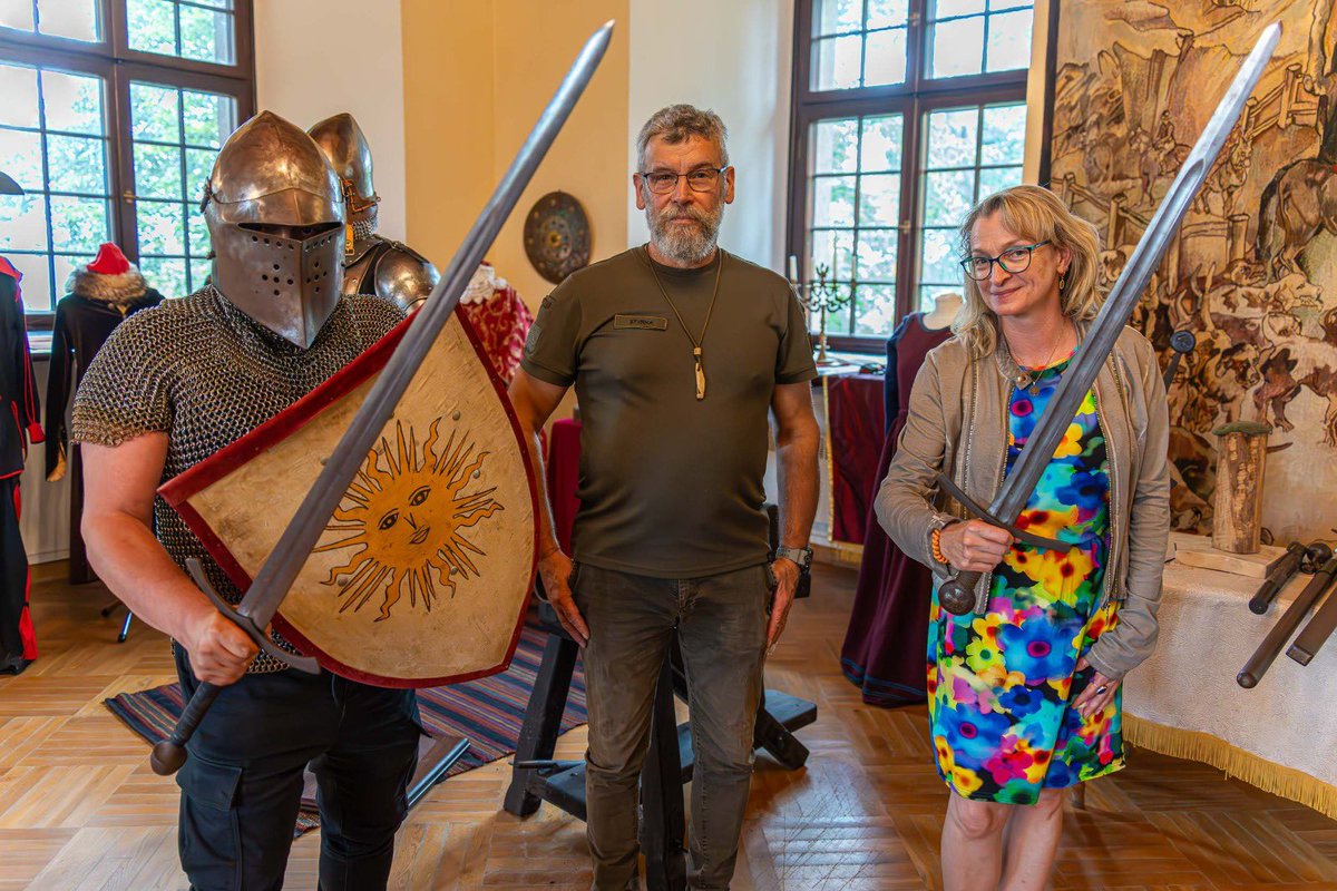 MKoczyba's tweet photo. Damy i rycerze. Spotkanie z prawdziwym pułkownikiem husarii. Rozmawiamy o rycerskich cnotach o kodeksie honorowym.  Agnieszka Barańska i Marcin Koczyba, czyli wakacyjna akcja Wakacje z Duchami w @RadioKrakow https://t.co/3YYTew7jtJ