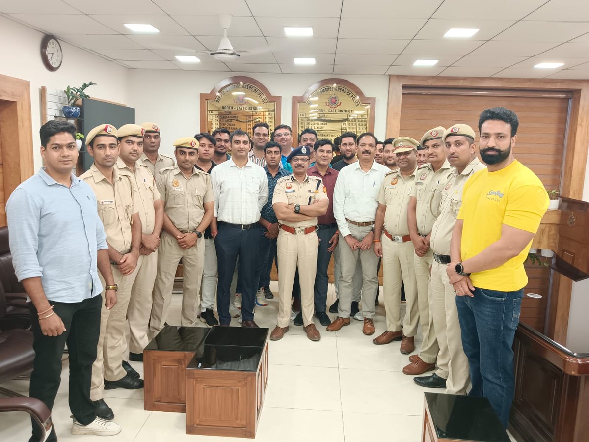 DCPNEastDelhi's tweet photo. This is ‘my team’

Joint Team of PS. Gokalpuri and AATS/NED

They worked in close coordination with each other and cracked the difficult Gokalpuri Flyover murder case within 48 hours

Accused was arrested after police encounter today morning

Shanti… Seva… Nyaya 🙏🙏🙏 https://t.co/msLc25MOlU