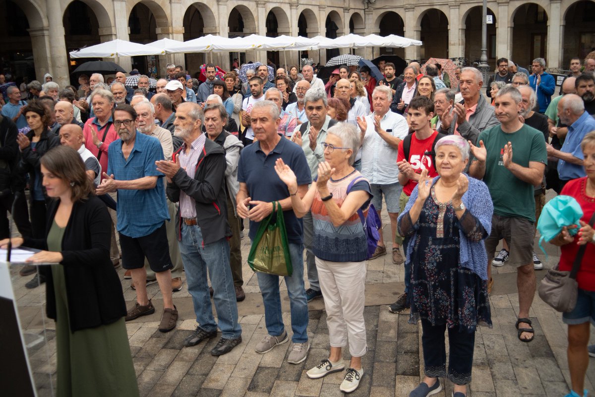 oihanaagurain's tweet image. #MemoriaOsoa|ren Gasteizko elkarretaratzean izan gara. Terrorismoaren Biktimen Oroimenerako Zentroa saritzeak biktima eta gertakari jakin batzuk ahanzturara kondenatzen ditu. 

Euskal Herrian bizikidetzan sakontzen jarraitu behar dugu, memoria osoa eraikiz.

@Martxoak3 @EgiariZor