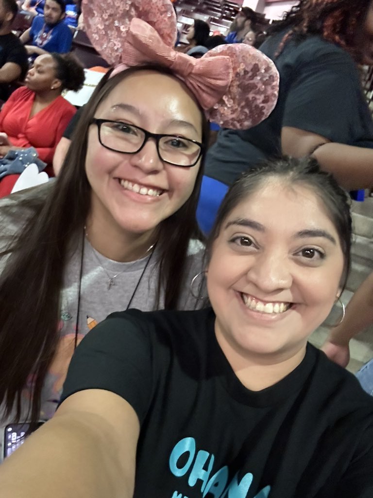 College roommates 🐾 Eat ‘em up Kats 💙🧡 #MyAldine