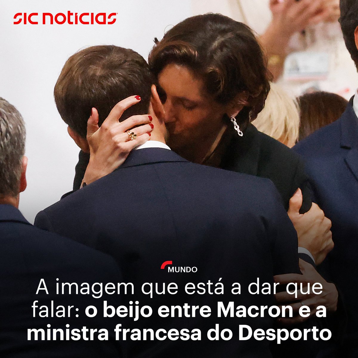 SICNoticias's tweet image. O momento foi captado na cerimónia de abertura dos Jogos Olímpicos de Paris. A ministra Amélie Oudéa-Castéra é vista a dar um beijo ao presidente francês.

Saiba mais aqui: bit.ly/3WKBbvx
📷: Odd Andersen