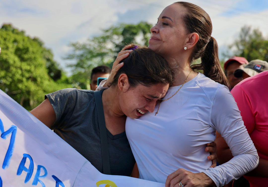 UHN_Plus's tweet photo. 🇻🇪 | NOTÍCIA QUENTE

María Corina Machado acaba de fazer a seguinte declaração há segundos, que estamos compartilhando na íntegra (por favor, máxima divulgação):

A Venezuela e o mundo inteiro sabem que a violência é o último recurso do regime de Maduro.

Agora, após a decisiva e incontestável vitória eleitoral que nós, venezuelanos, conquistamos em 28 de julho, a resposta do regime é assassinato, sequestro e perseguição.

Alerto o mundo sobre a cruel e repressiva escalada do regime, que até o momento conta com mais de 177 detenções arbitrárias, 11 desaparecimentos forçados e pelo menos 16 assassinatos nas últimas 48 horas.

Essa é a resposta criminosa de Maduro ao povo venezuelano que foi às ruas em família, em comunidade, para defender sua decisão soberana de ser livre. Esses crimes não ficarão impunes.

Às famílias dos assassinados, aos presos, aos perseguidos, aos feridos por defender a vitória eleitoral de 28 de julho, envio minha palavra de solidariedade e minha convicção de que vamos consolidar a vitória que conquistamos.

Eu lhes disse que iríamos até o fim e vamos até o fim! Agora temos um novo motivo: o sacrifício que vocês fazem e fizeram.
Eu amo vocês.