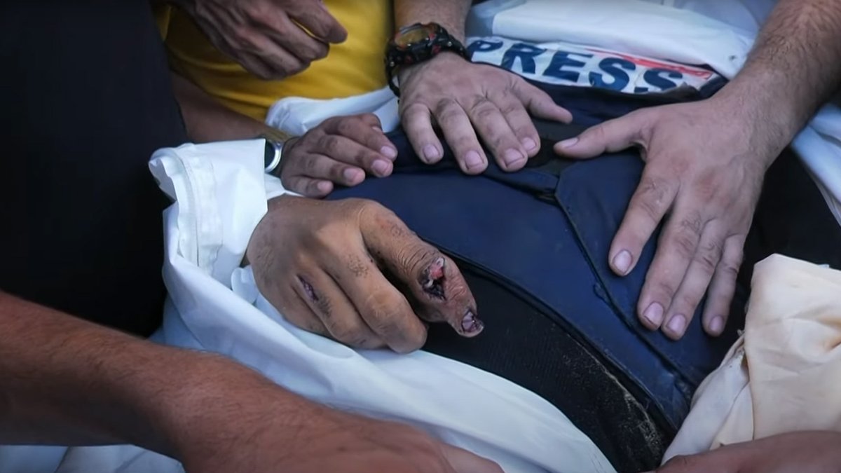 الليثُ الذي ينقِل الخبرَ أصبحَ هو الخَبر ..

رحل وهو يُشير بسبابته، إلى روح وريحان وربٍ راضٍ غير غضبان يا إسماعيل.