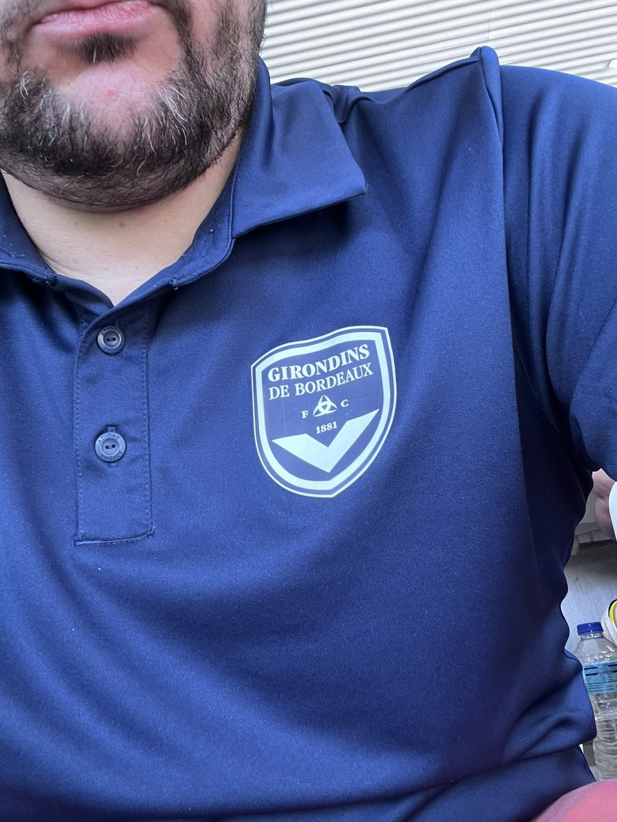 FloVi33's tweet image. Au stade pour Bresil-Espagne Filles au JO
Mais toujours avec le Scapulaire sur le cœur.