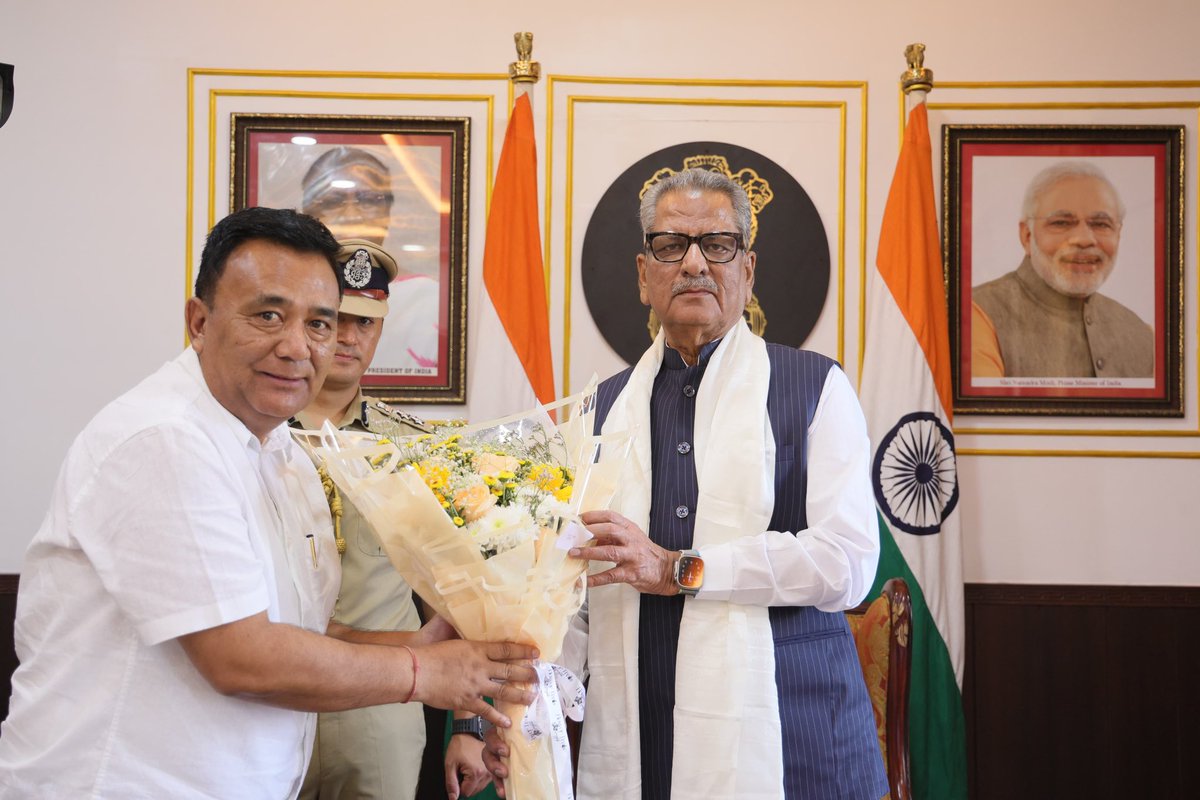 OmMathur_Raj's tweet photo. आज राजभवन में सिक्किम विधान सभा के अध्यक्ष श्री मिंग्मा नोर्बू शेर्पा एव उपाध्यक्षा श्रीमती राज कुमारी थापा ने शिष्टाचार भेंट की। 
इस दौरान आगामी 5 अगस्त 2024 से आरंभ होने वाली विधानसभा बजट
सत्र 2024-2025 में संबोधित करने के लिए औपचारिक रूप से आमंत्रित किया। https://t.co/OlOrgSsreS