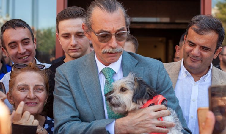 solcugazete's tweet photo. Etimesgut Belediye Başkanı Erdal Beşikçioğlu, sahipsiz sokak köpeklerini belediye binalarında bekçi köpeği olarak kullanacaklarını açıkladı. https://t.co/vR2vwoWLJj