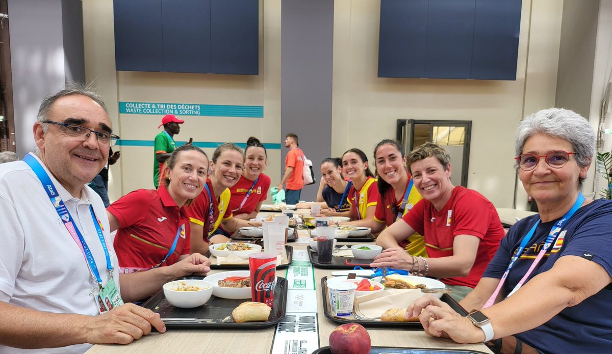 🇫🇷 <a href="/Paris2024/">Paris 2024</a> | Haciendo EQUIPO antes de la segunda jornada de #3x3Basketball 🤩

José Ignacio Hernández y <a href="/eaguilar10/">Elisa Aguilar</a> visitan a la #SelFEM3x3 🇪🇸 en la Villa Olímpica de <a href="/Paris2024/">Paris 2024</a> 🤗

#LaFamilia #SomosEquipo