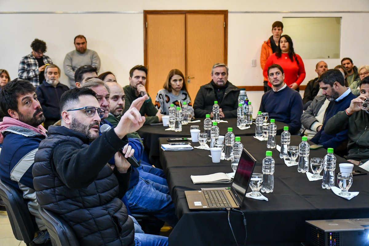 tori_flores's tweet photo. TRABAJO EN EQUIPO EN CRUZ DEL EJE 🙌🌎

Junto con el intendente y su equipo nos reunimos con productores para trabajar en oportunidades de desarrollo sostenible para la zona ✨

Además recorrimos relleno sanitario de #CruzDelEje para desarrollar proyectos que lo transformen ♻️ https://t.co/4yECbNfeDf