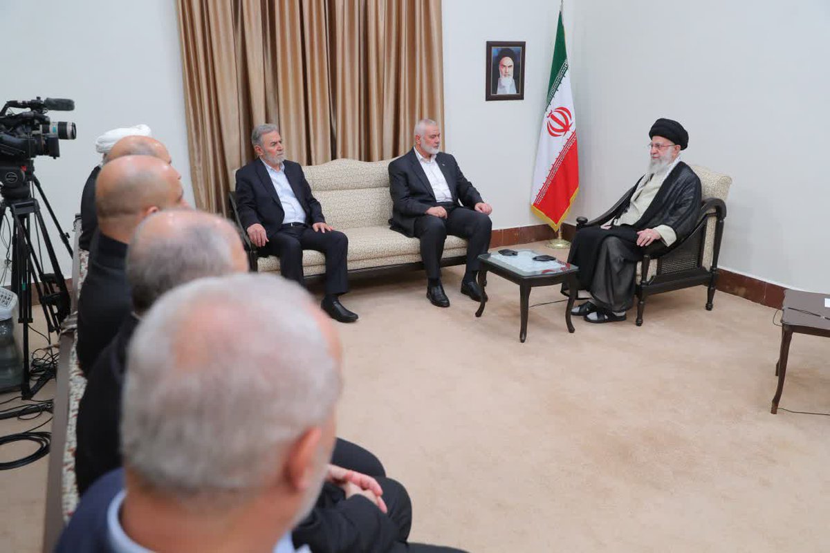 mosen992's tweet photo. 🔘امام خامنه ای (مدظله العالی) : خونخواهی او را که در حریم جمهوری اسلامی ایران به شهادت رسید، وظیفه خود می‌دانیم.
#نحن_قادمون https://t.co/3U91nXwMOT