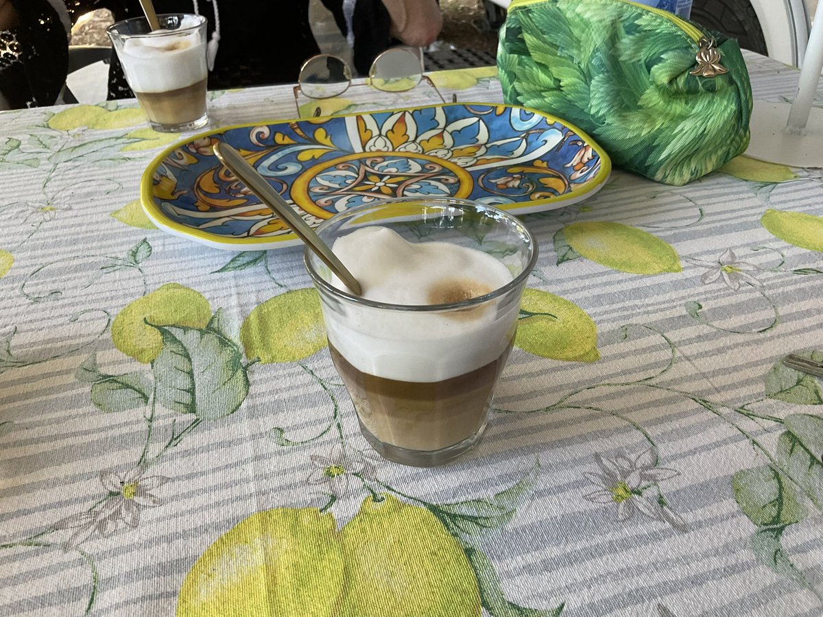 Toob_Alers's tweet photo. Tijd voor koffie…Alleen het doosje al, is een traktatie.
Gedachten gaan terug naar 2015.. Ricardo Talamini (boef) #pasticcini…
“In Nederland loopt zoiets niet… hier een heerlijk!”
#pistache #amandelen #noten #spijs #vulling https://t.co/cf58SuzdFi