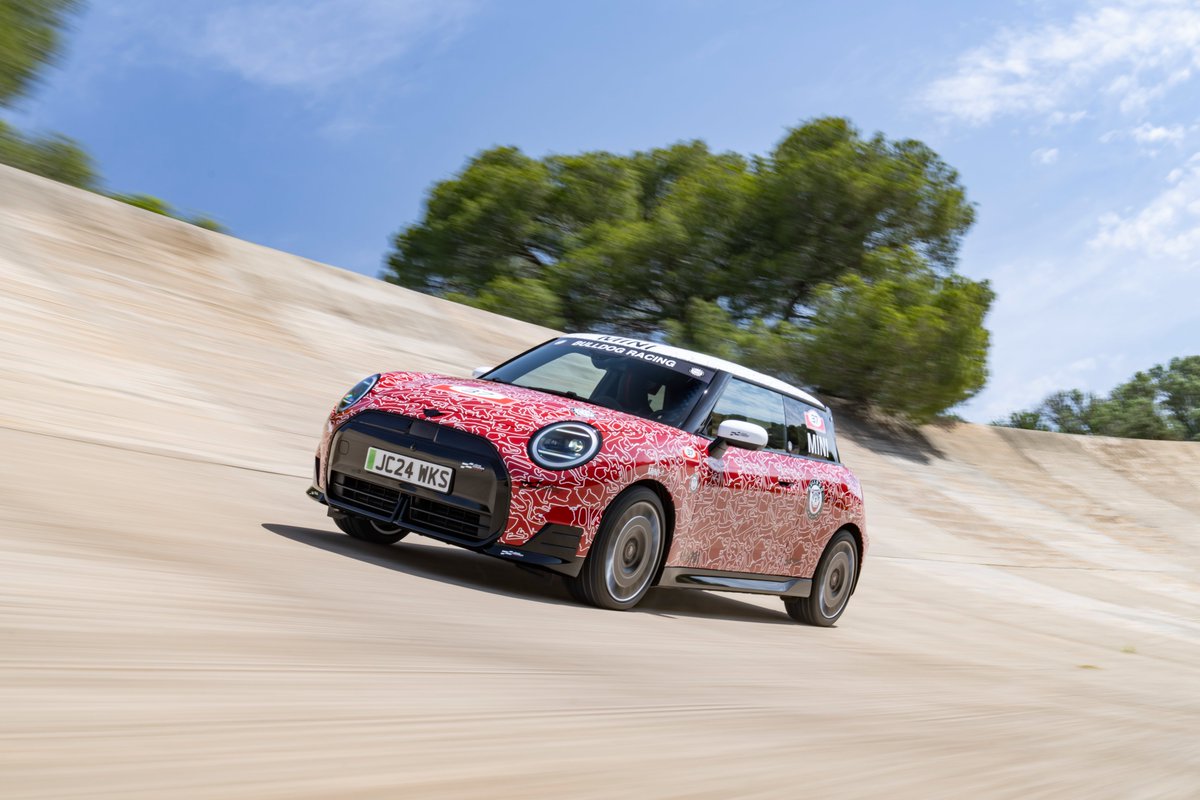 BMWGroupFrance's tweet image. Le #GoKartFeeling a encore de beaux jours devant lui…⚡️

L’histoire continue entre MINI &amp;amp; John Cooper Works, même en 100% électrique. 
La toute première MINI John Cooper Works Electric fera ses débuts au @fosgoodwood à l’automne 2024.