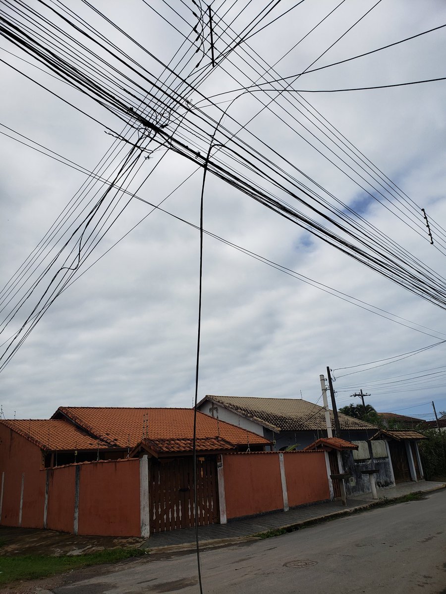 traviajunior's tweet photo. @neoenergiaElekt Fios caídos no cruzamento da Rua Agata x Rua Azeviche na Estancia Balneário Belmira Novais, em Peruibe-SP, responsabilidade de quem? https://t.co/Ngzb2khfKb