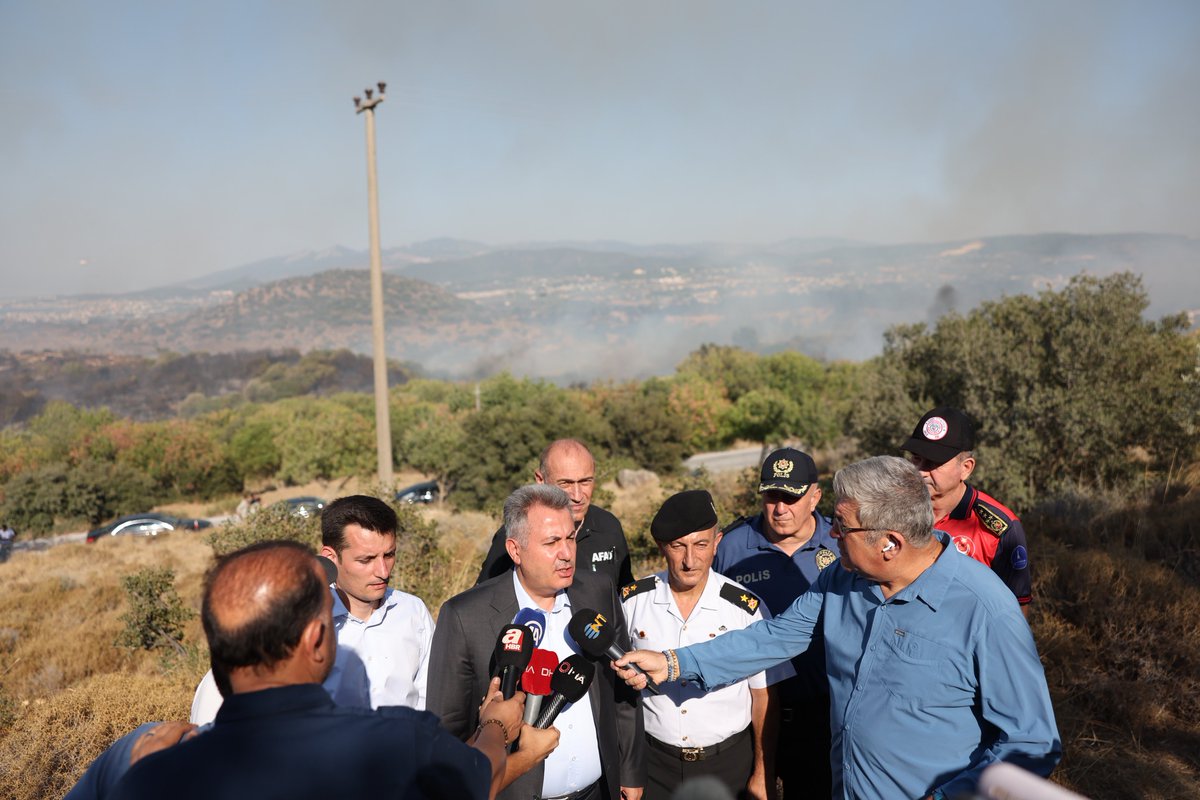 #Urla, Güvendik mevkiinde devam eden orman yangınına ekiplerimizin müdahalesi havadan ve karadan devam ediyor.

Yaşanan yangında;

✈️5 Uçak
🚁12 Helikopter
🚛52 Arazöz
🚜50 Su İkmal Aracı ve Su Tankeri
🚚6 Dozer
🚓10 TOMA
🚑4 Ambulans
🛥️3 Sahil Güvenlik Botu
🚘44 Kara Aracı
🧑‍🚒683