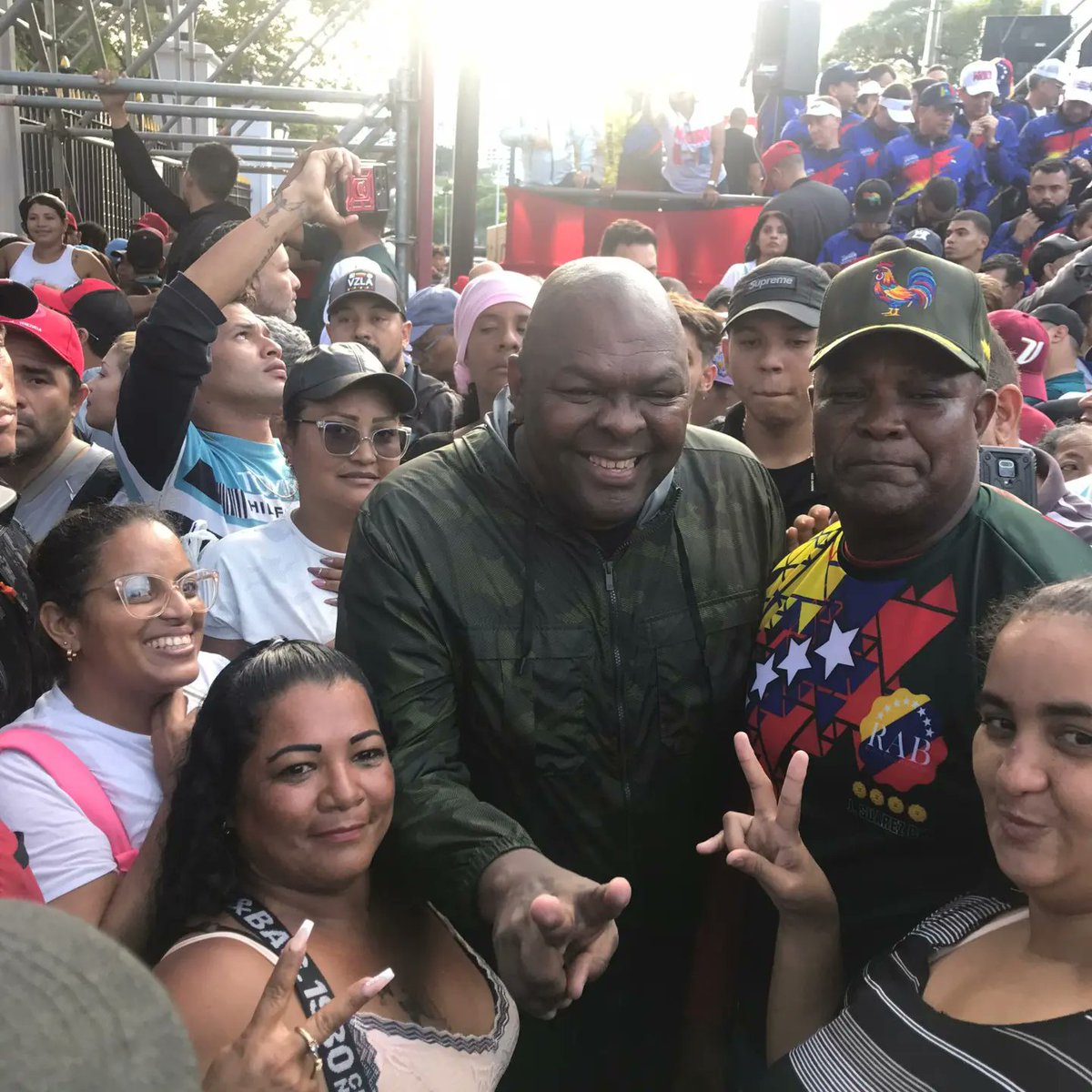 vargas_mimou's tweet image. No detendrán la lucha de un pueblo que quiere vivir en paz y democracia. Junto al Pdte @NicolasMaduro continuamos en defensa de Venezuela. 

#VenezuelaEsPaz