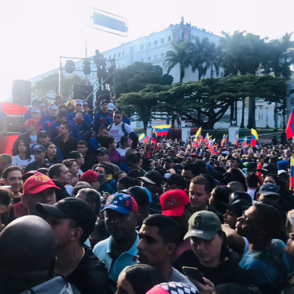 vargas_mimou's tweet image. No detendrán la lucha de un pueblo que quiere vivir en paz y democracia. Junto al Pdte @NicolasMaduro continuamos en defensa de Venezuela. 

#VenezuelaEsPaz