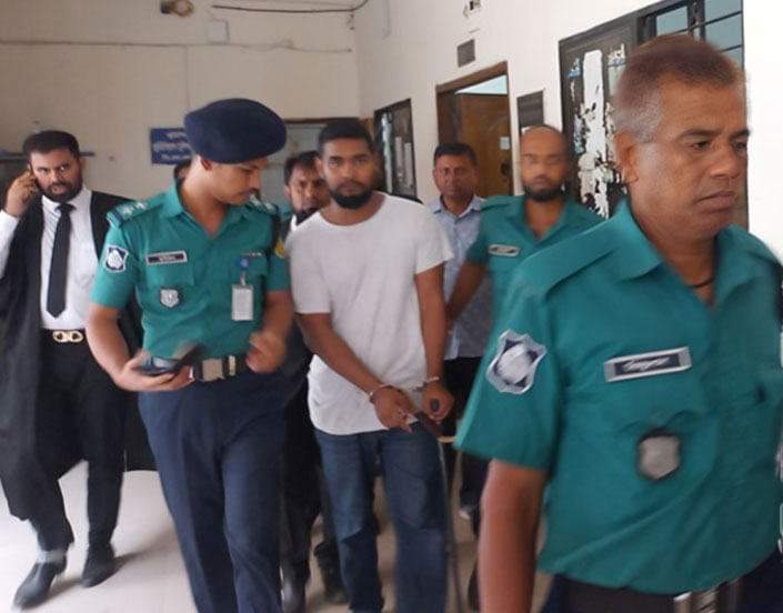 একজন শিক্ষকে হাতে হাতকড়া!! 

ইংল্যান্ড থেকে ফিলোসফিতে উচ্চতর ডিগ্রি নেয়া একজন বিশ্ববিদ্যালয় শিক্ষক আসিফ মাহতাব সাহেবকে  সেতু ভবনে হামলা করার অভিযোগ দিয়ে ছয়দিনের রিমান্ডে নেয়া হয়েছে। এই ঘটনায় হৃদয়ে রক্তক্ষরণ হচ্ছে জাতির।