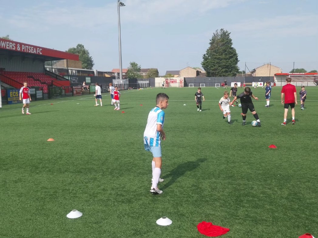 BandPCommunity's tweet photo. 🔴⚪️A great first day of the Bowers Football Camp. All players did really well in the heat and sun 🫠. We are really looking forward to another fun day of football tomorrow. 🔴⚪️ 

#Bowers #footballforall #basildon #BowersCommunity #soccerschool #footballclub #footballcamp https://t.co/z3EPdAMbZN