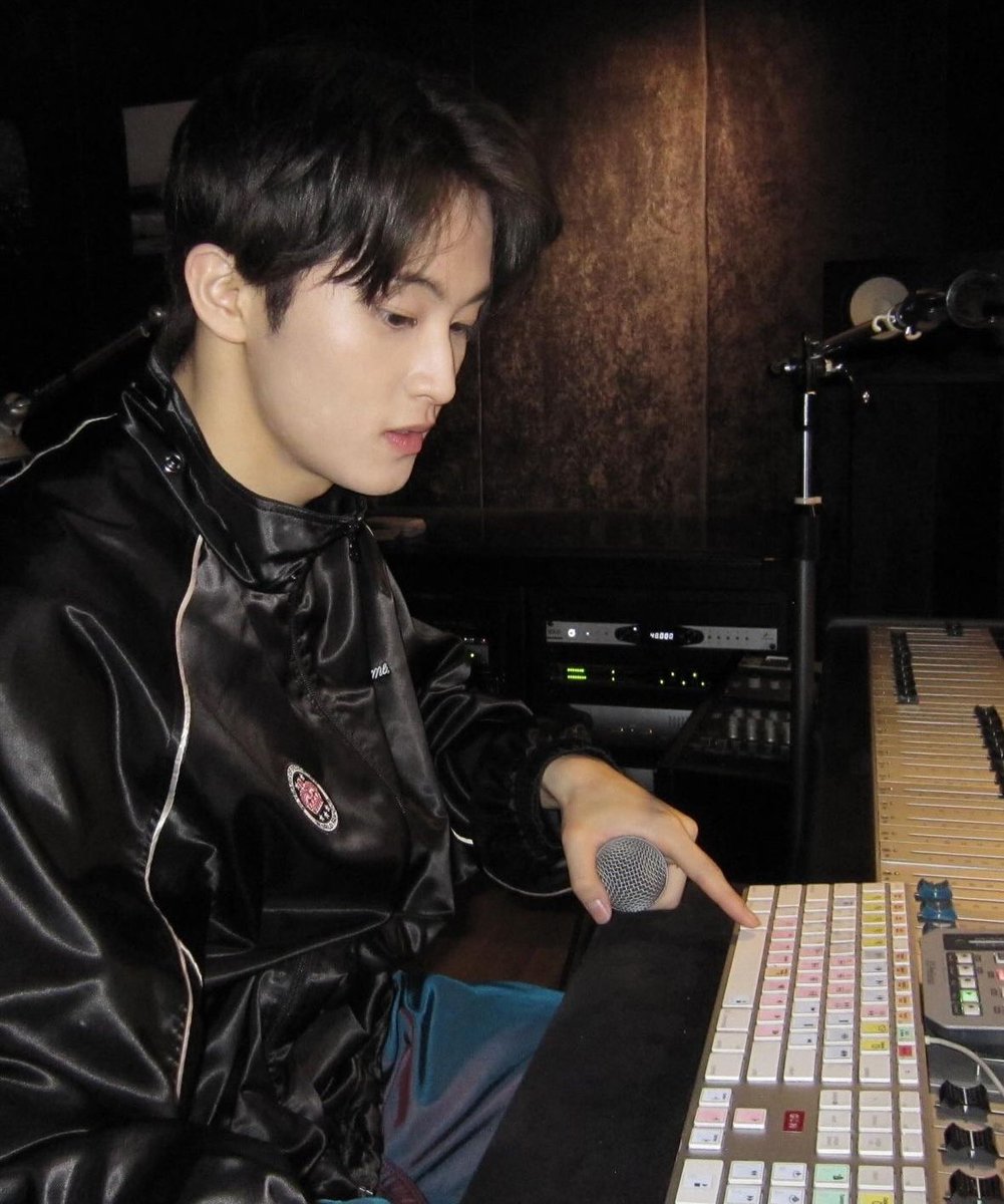 akzmdusdo's tweet photo. 래퍼남친2…..

작업하느라 바쁜 ㅁㅋ 작업실 소파에서 매일 ��고싶음 점심되면 밥 시켜먹고 과제하다가 자기야..~ 불러서 키득대면서 윙크랑 손하트 날리는 게 이 커플 일상일 것 같고 https://t.co/pSrRGzZIsh