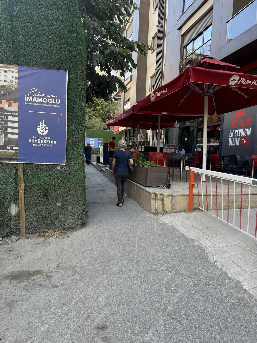 .<a href="/IBBcozummerkezi/">İBB Çözüm Merkezi</a> tutuncu mehmet efendi caddesi no:49 onu metro insaati dolayisla trafige kapali ancak motorsikletler surekli yaya yolundan geciyor. Kaldirim zaten cok dar, buraya motorsiklet icin bir engel koyulmasi gerek.