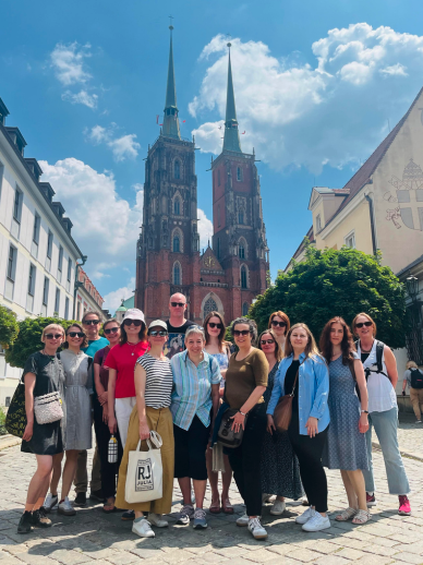 CanadianInstit3's tweet photo. “There’s tremendous work being done by Ukrainian scholars...artists and poets. The best way to promote the voice and critical thought being generated in Ukraine is by translated voice”:
https://t.co/Kqq2a2ZPcG
#TranslatingUkraine #TUSI #TUSI2024 #CIUS @UofA_Arts https://t.co/7Lk9DV7b1o
