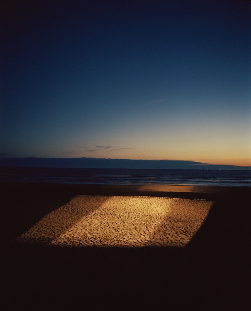 uzaklık bitince yeni bir uzaklığa başlamak için hepsi 

📜Ahmet Edip Başaran 

📷Gregory Halpern