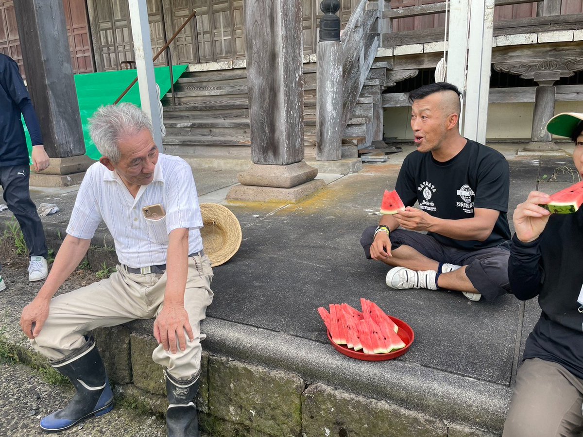baka_billy's tweet photo. 正願寺に到着
現調し、関西自主練の幡再生に状況を教えて貰いました。
屋根のシート養生を二カ所応急処置
檀家さんが育てた🍉をパクパク😋
ヤッバ激うまっす
その後、町野町の個人宅へ
初めて来た町だが絶句した
＃幡再 https://t.co/hyHNxJmZGE