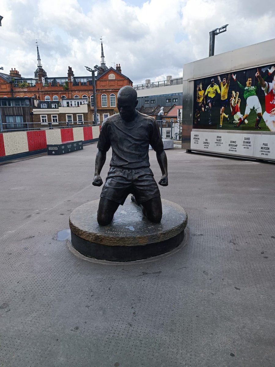 JosFernandezCh's tweet image. Sueño algún día poder tener así una estatua de Omar Pérez arrodillado, pero con los brazos abiertos como ese glorioso 15 de Julio de 2012. #Manifestando 🇮🇩⚽