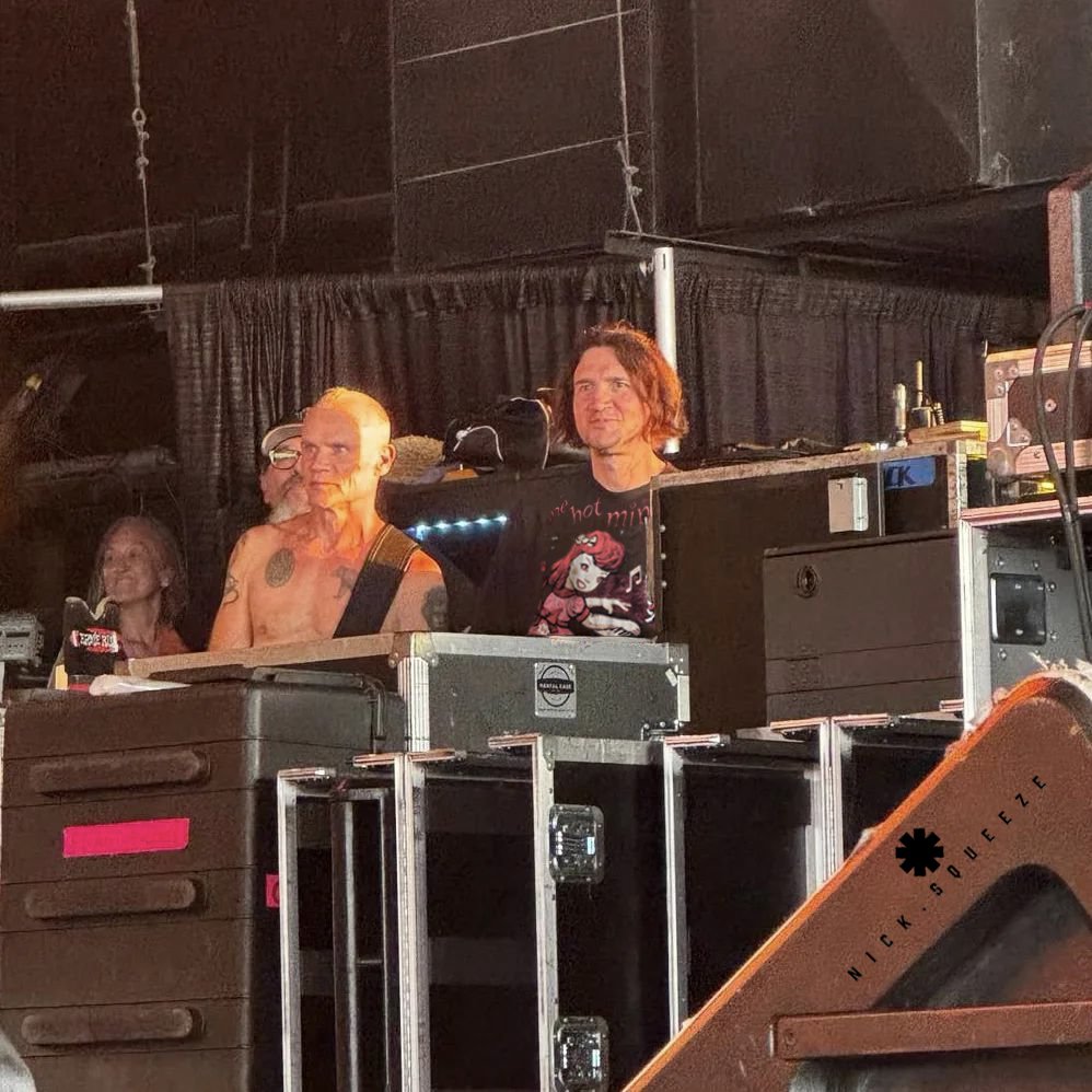NickSqueeze's tweet photo. John Frusciante was spotted wearing a One Hot Minute t-shirt, at the last concert of the Unlimited Love tour. 🧐 https://t.co/utg1hj08JR