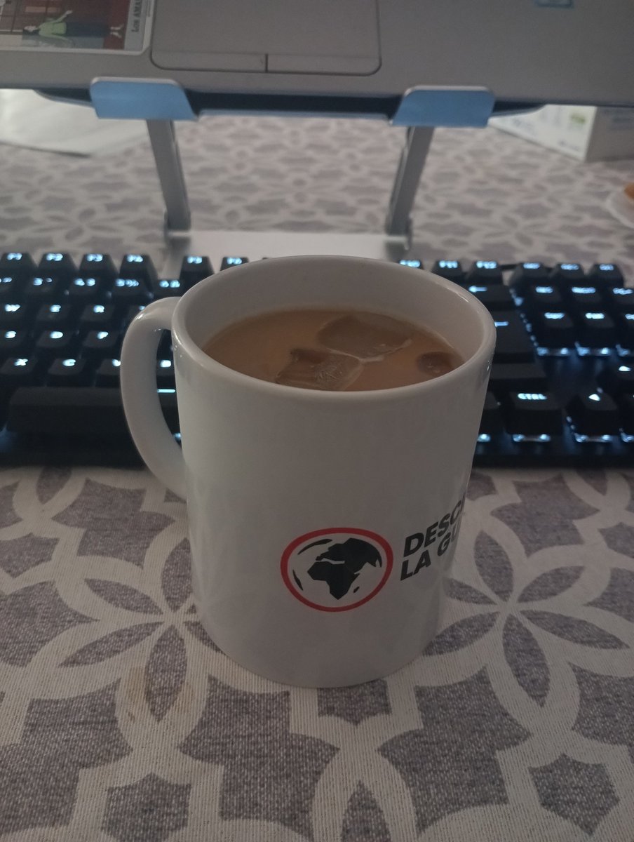 Estrenando la taza que me ha regalado la gente de <a href="/descifraguerra/">Descifrando la Guerra</a> por hacerme embajador en su página web. El mejor medio sobre geopolítica y relaciones internacionales en español.  descifrandolaguerra.es
