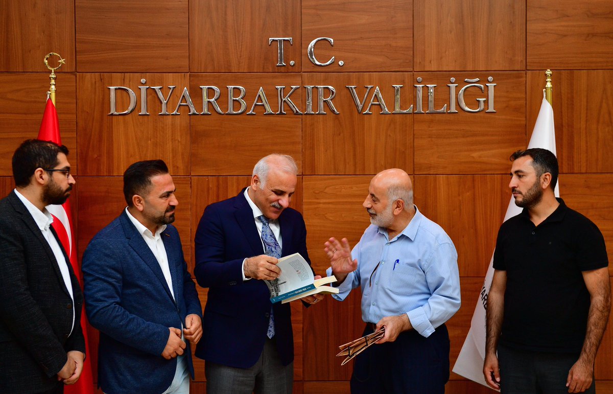 dbakirvalilik's tweet photo. Türkiye Seyahat Acentaları Birliği (TURSAB) Mezopotamya Bölge Başkanı Serdar Baturay ve Yönetim Kurulu Üyeleri, Valimiz Murat Zorluoğlu'nu makamında ziyaret etti.

Ziyarette, bölgedeki turizm sektörünün güncel durumu ve sorunlarının değerlendirilmesi, yeni fırsat ve işbirlikleri konuları ele alındı.

@vali_zorluoglu
@tursaborgtr
#Diyarbakır