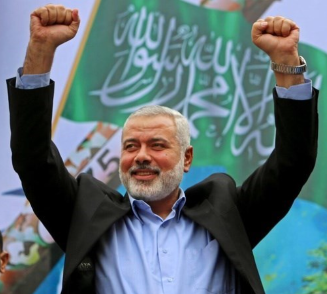 ''İnnâ lillâhi ve innâ ileyhi râciûn.''
(Biz Allah’a aidiz ve kuşkusuz O’na döneceğiz)

Sen şehitsin, biz de şahit. 

Geçtiğimiz Ramazan bayramında şehit edilen, 3 oğluna ve 4 torununa kavuştu. 

Allah, şehadetini kabul buyursun. 

#ismailhaniye #ŞehitlerÖlmez