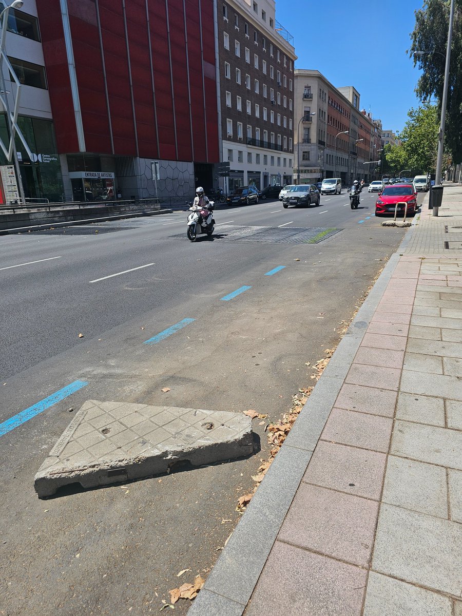 pecchia22's tweet photo. Hola @Lineamadrid, si podéis hacer que coloquen esa separación de salida de parking hasta su sitio correcto (o quitarla), no se pierde una plaza de aparcamiento en calle (aunque ahora estemos sobrados)... Calle de Cea Bermúdez s/n, enfrente de los Teatros del Canal. Gracias! https://t.co/d1OJ2gBXtd