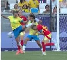comentaristaedu's tweet photo. marta foi expulsa mas devido ao golpe acho q temos chance de ganhar o ouro no taekwondo https://t.co/IuAJYIWfWu