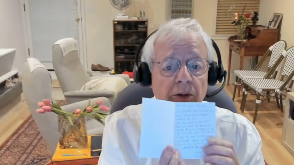 mingukiu's tweet image. grandpa zev meeting iu 😭 and she gave him so many gifts including a bowtie made from traditional korean fabric! that she must have prepared all of these before going to the usa, she is so sincere really 🥹