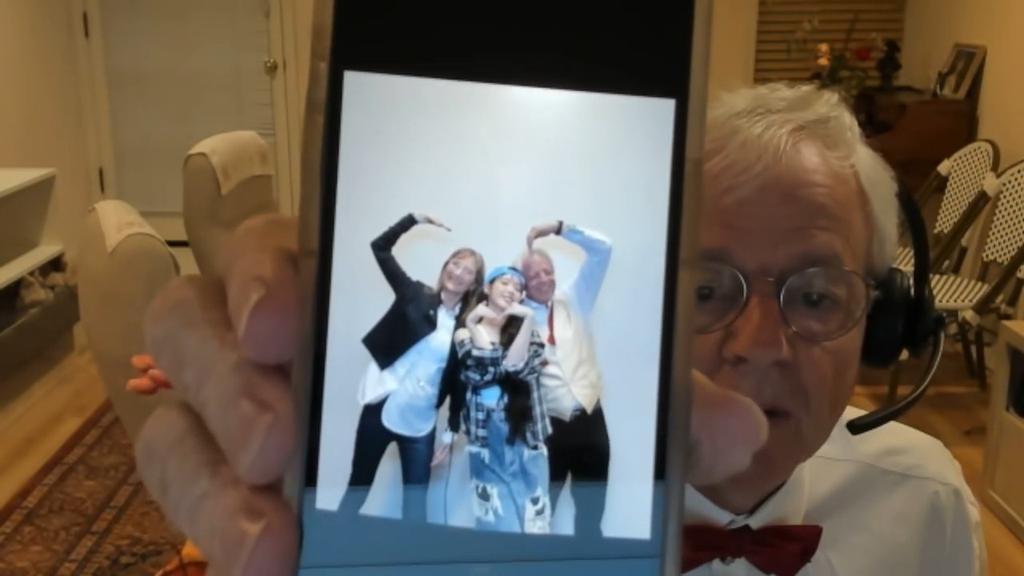 mingukiu's tweet image. grandpa zev meeting iu 😭 and she gave him so many gifts including a bowtie made from traditional korean fabric! that she must have prepared all of these before going to the usa, she is so sincere really 🥹