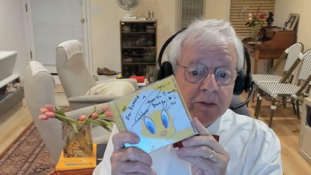 mingukiu's tweet image. grandpa zev meeting iu 😭 and she gave him so many gifts including a bowtie made from traditional korean fabric! that she must have prepared all of these before going to the usa, she is so sincere really 🥹