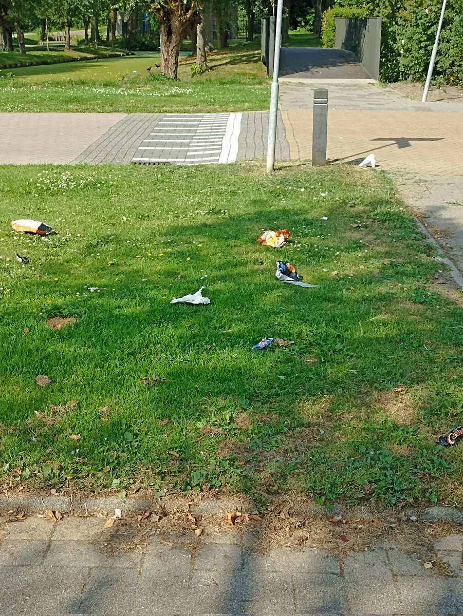 cockspan's tweet image. Zo blij met stadsgenoten uit andere wijken😉. Glas in speeltuinen en vuil over straat😂😥 @DorpsraadR @MooiRozenburg  @OosterleeRob @maikelcoomans85 @rozenburg_rdam @carolaschouten @HandhavingC_010