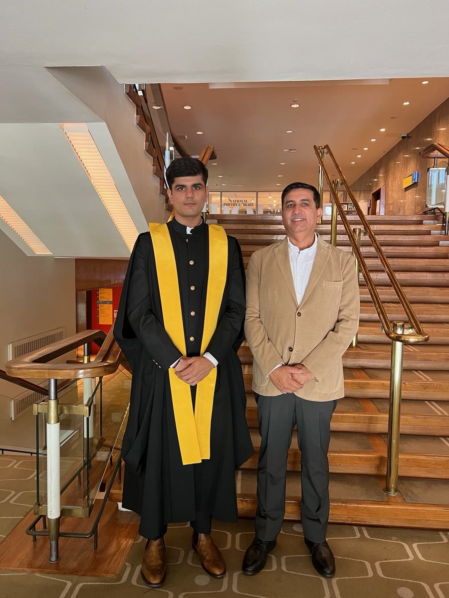 Barmer_Harish's tweet image. आज किंग्स कॉलेज लंदन में मेरे सुपुत्र कार्तिकेय चौधरी के स्नातक उपाधि समारोह में शामिल होकर शुभाशिष और उज्ज्वल भविष्य की शुभकामनाएँ दी।

कार्तिकेय ने अंतर्राष्ट्रीय संबंधों (International Relations) में बीए (ऑनर्स) की उपाधि प्राप्त की है।