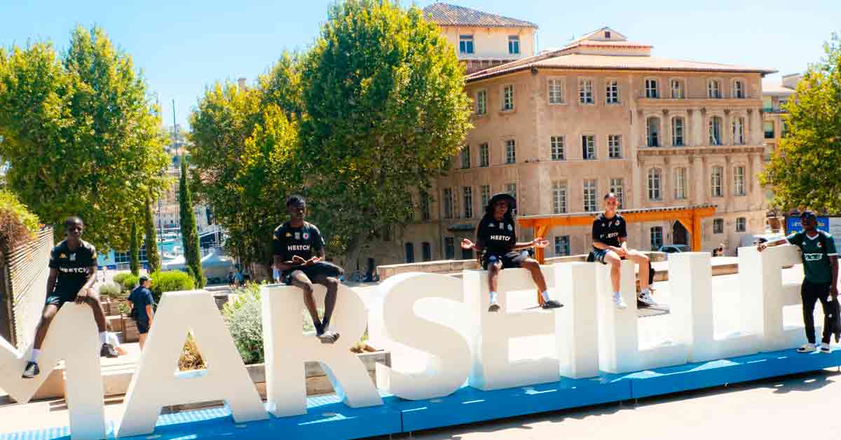 RedStarFC's tweet photo. La semaine dernière, à Marseille, les jeunes du #RedStarLAB ont participé à un échange culturel autour du street foot avec des jeunes Allemands et Macédoniens !

📸 by @kola_wrld https://t.co/flGjd3fQXE